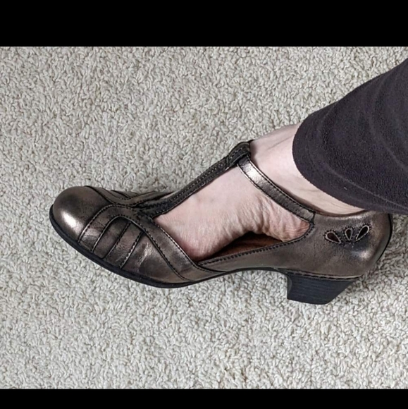 Cobb Hill Angelina T-Strap low heels 7.5W - Picture 2 of 3